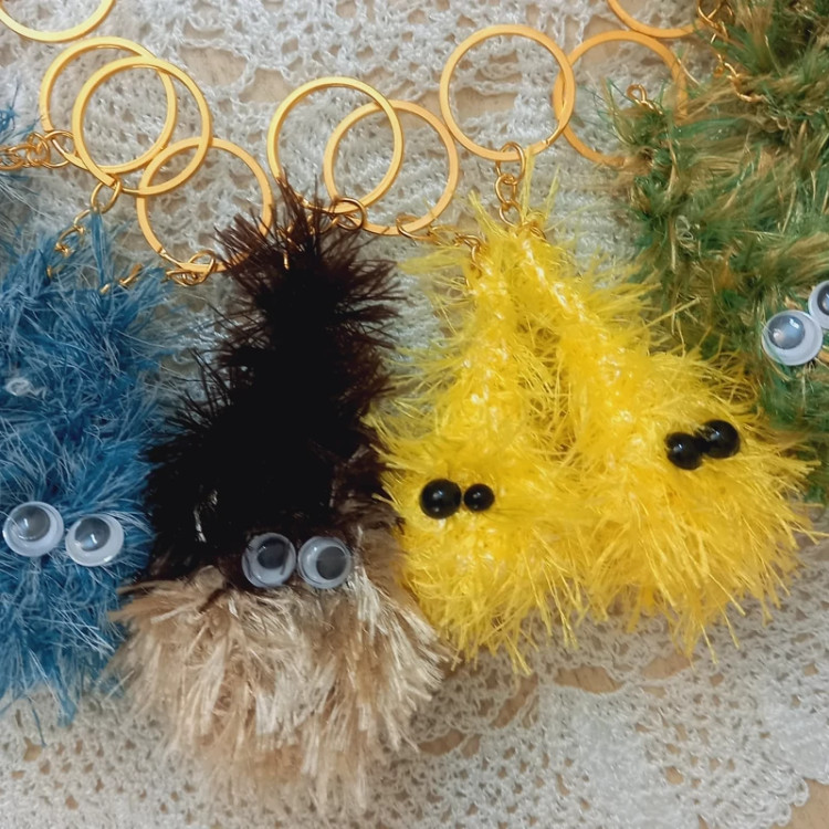 جاکلیدی و آویز کیف بافتنی مدل پشمالوهای رنگارنگ در رنگ های مختلف و قابل شستشو