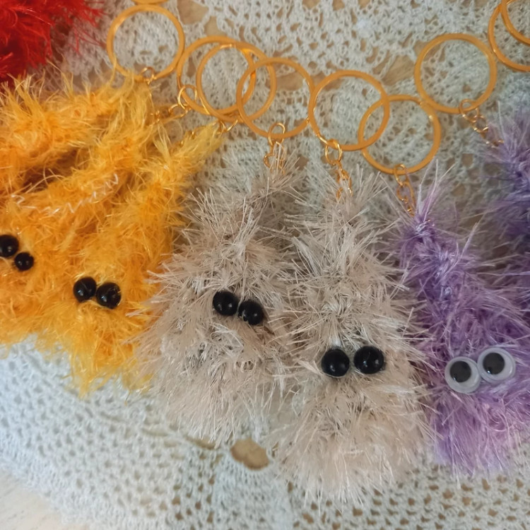 جاکلیدی و آویز کیف بافتنی مدل پشمالوهای رنگارنگ در رنگ های مختلف و قابل شستشو