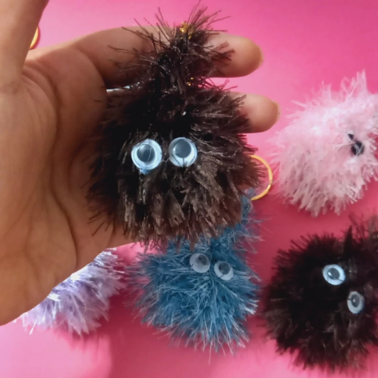 جاکلیدی و آویز کیف بافتنی مدل پشمالوهای رنگارنگ در رنگ های مختلف و قابل شستشو