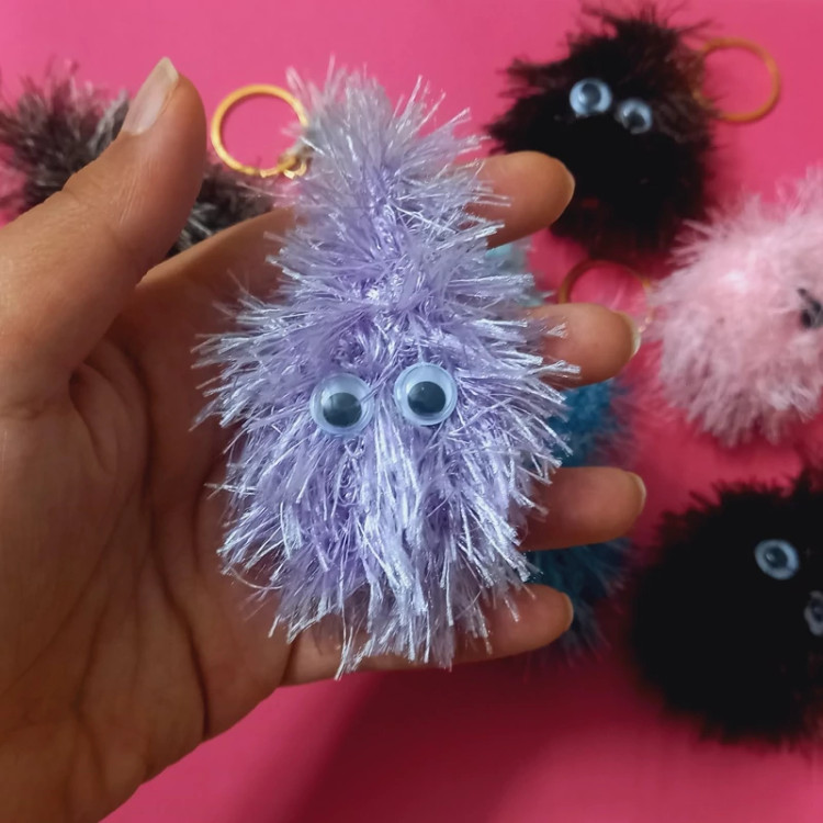 جاکلیدی و آویز کیف بافتنی مدل پشمالوهای رنگارنگ در رنگ های مختلف و قابل شستشو