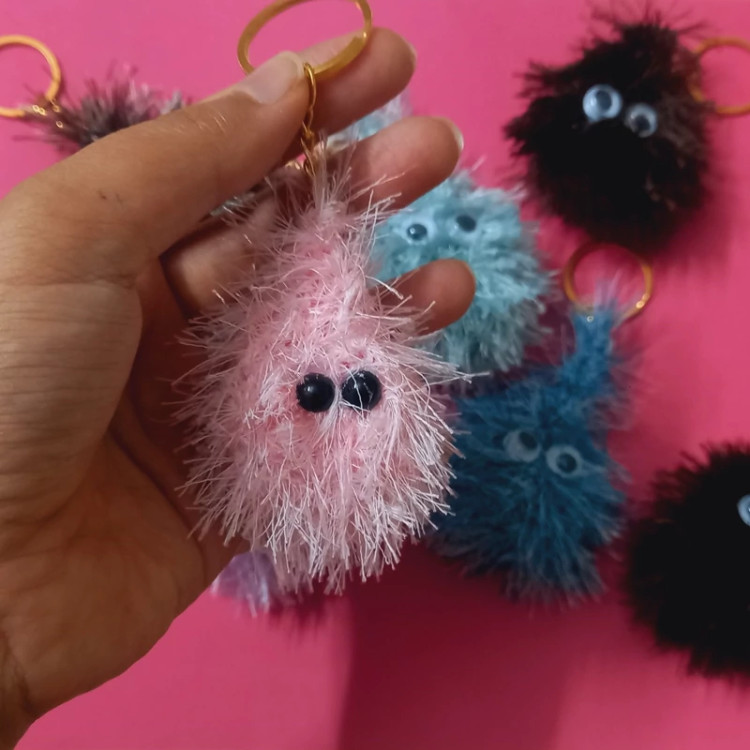 جاکلیدی و آویز کیف بافتنی مدل پشمالوهای رنگارنگ در رنگ های مختلف و قابل شستشو