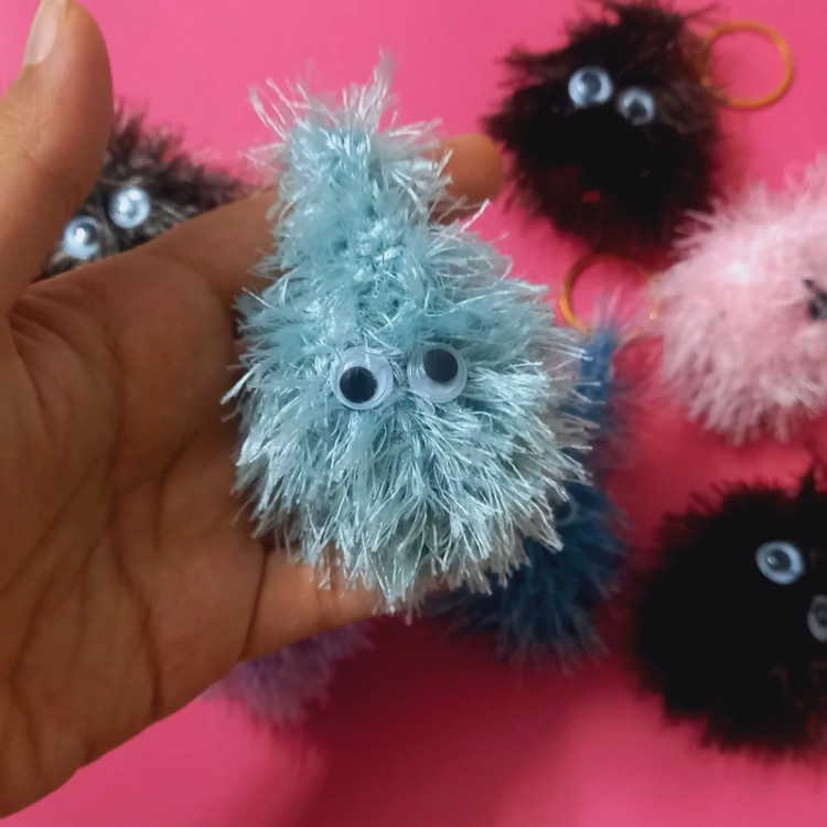 جاکلیدی و آویز کیف بافتنی مدل پشمالوهای رنگارنگ در رنگ های مختلف و قابل شستشو