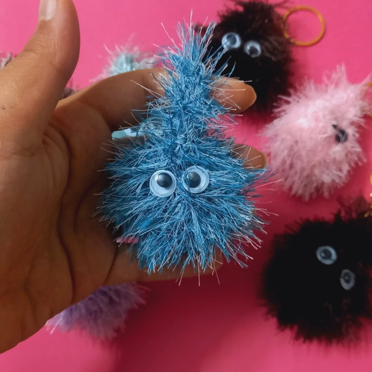 جاکلیدی و آویز کیف بافتنی مدل پشمالوهای رنگارنگ در رنگ های مختلف و قابل شستشو