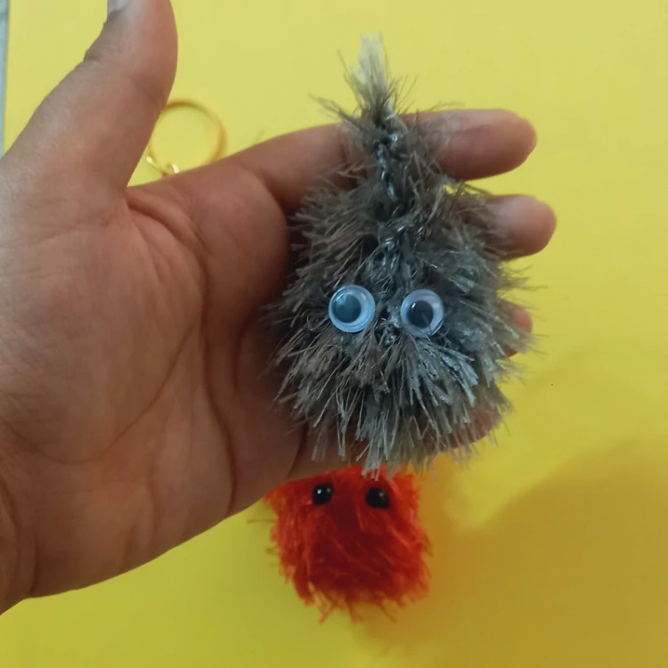 جاکلیدی و آویز کیف بافتنی مدل توپک پشمالو در رنگ های مختلف