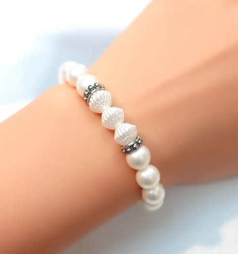 دستبند مرواریدی سفید حرف د حرف م