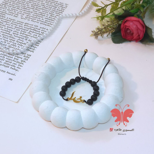 دستبند مرواریدی مشکی پلاک طلایی